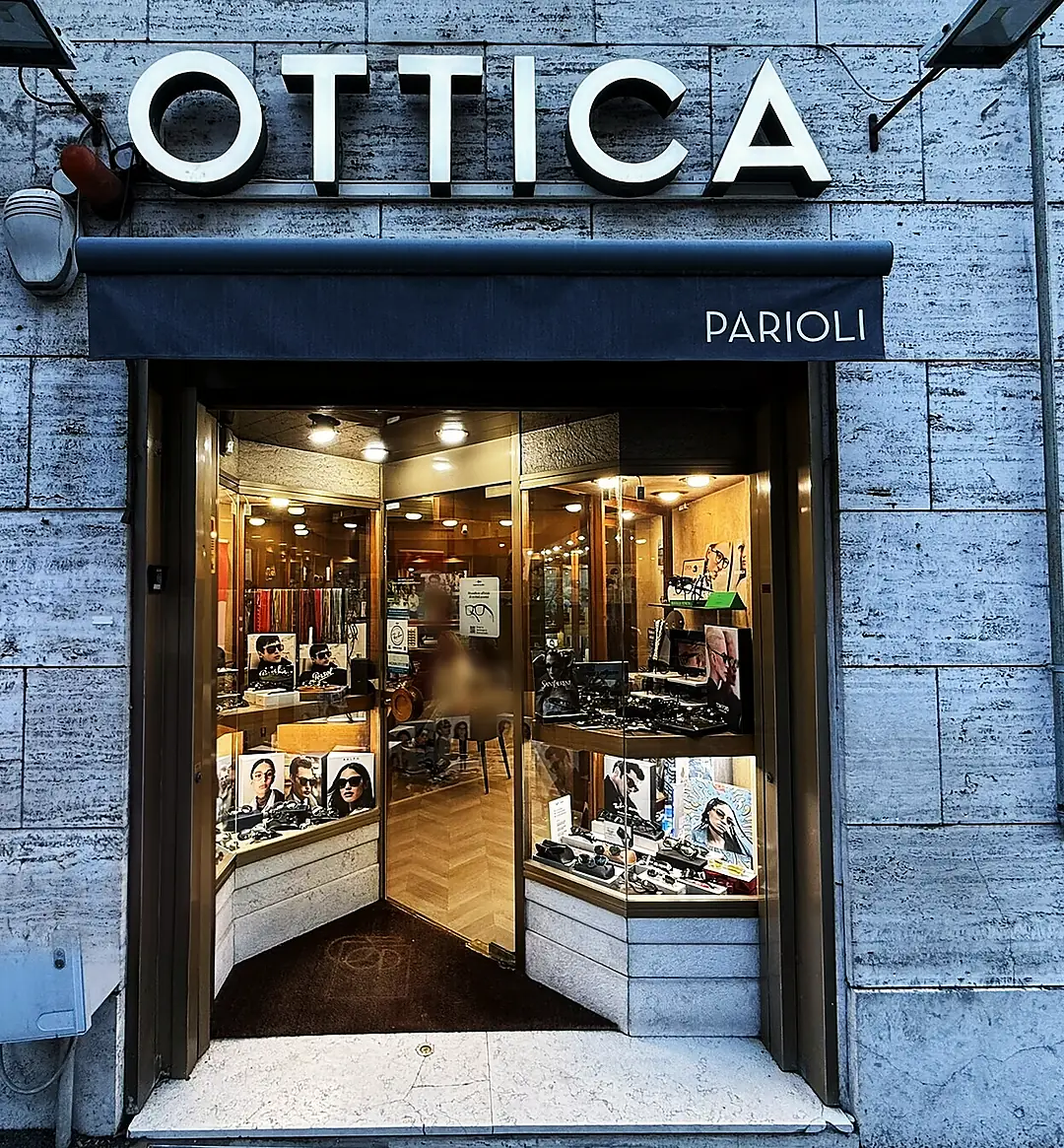 La vetrina di Ottica Parioli in Via Domenico Chelini 35, vista dalla strada all’ora blu