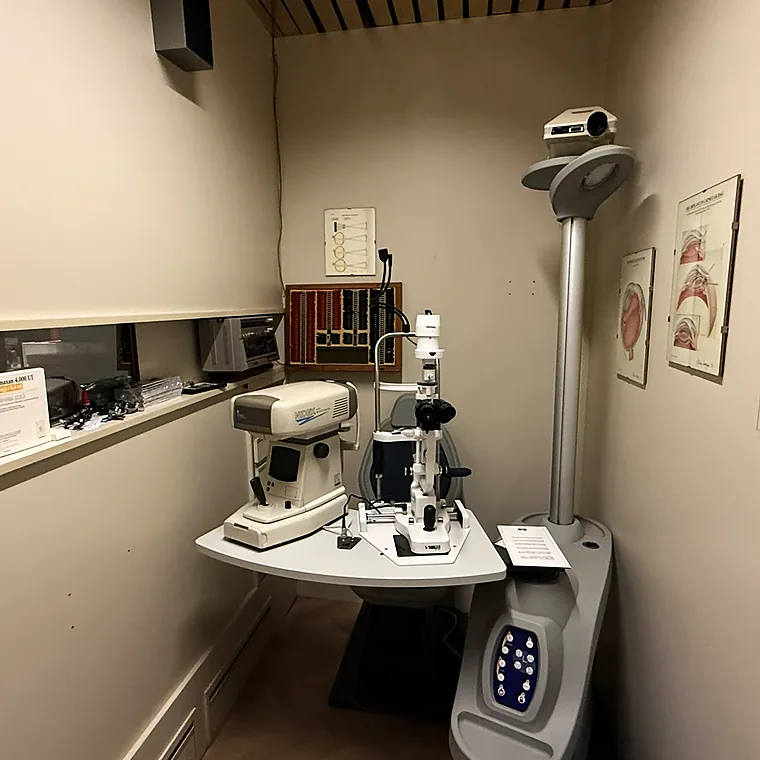 La sala visite: lampada a fessura e autorefrattometro